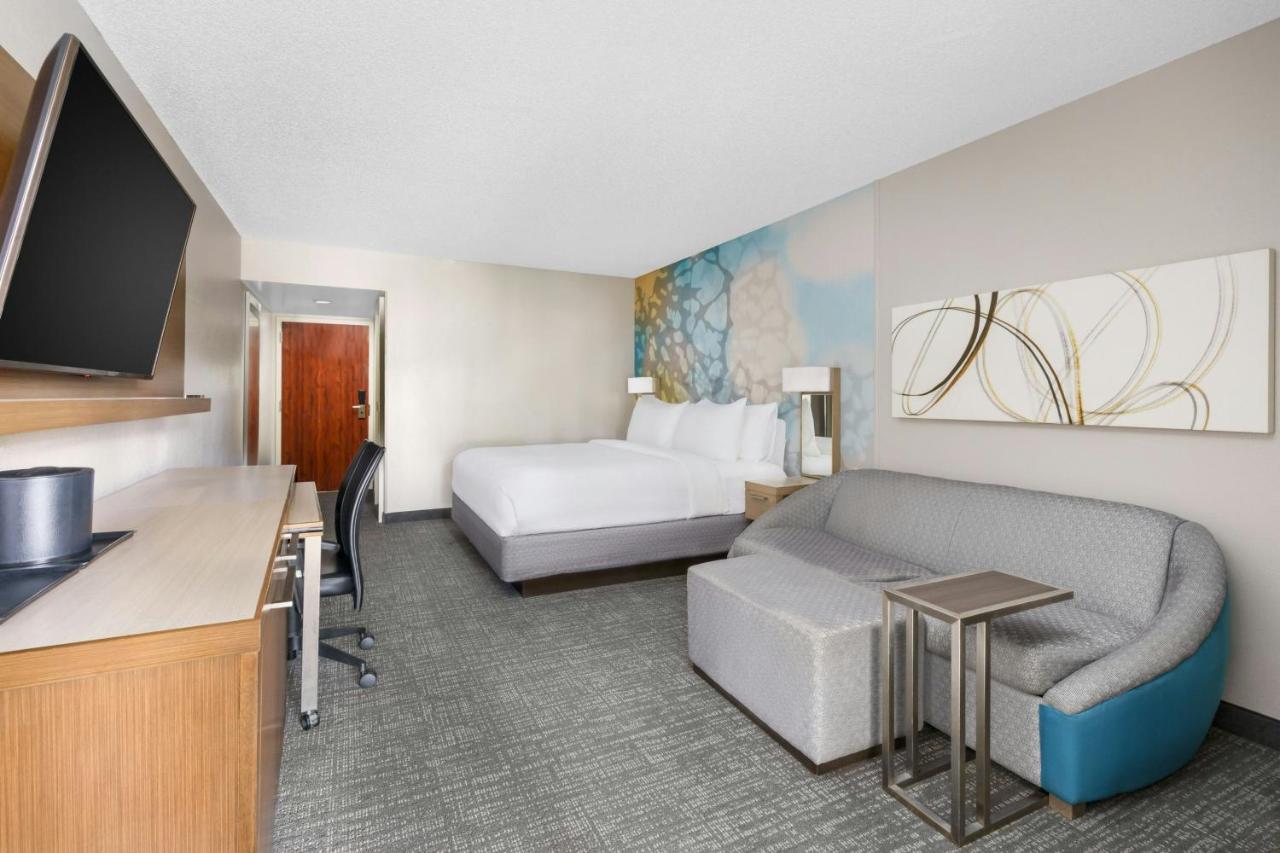 Deluxe Guest room, 1 King, Courtyard view, Balcony at Courtyard by Marriott Fort Lauderdale North/Cypress Creek