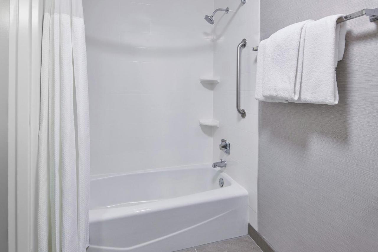 | Courtyard by Marriott Detroit Metropolitan Airport Romulus