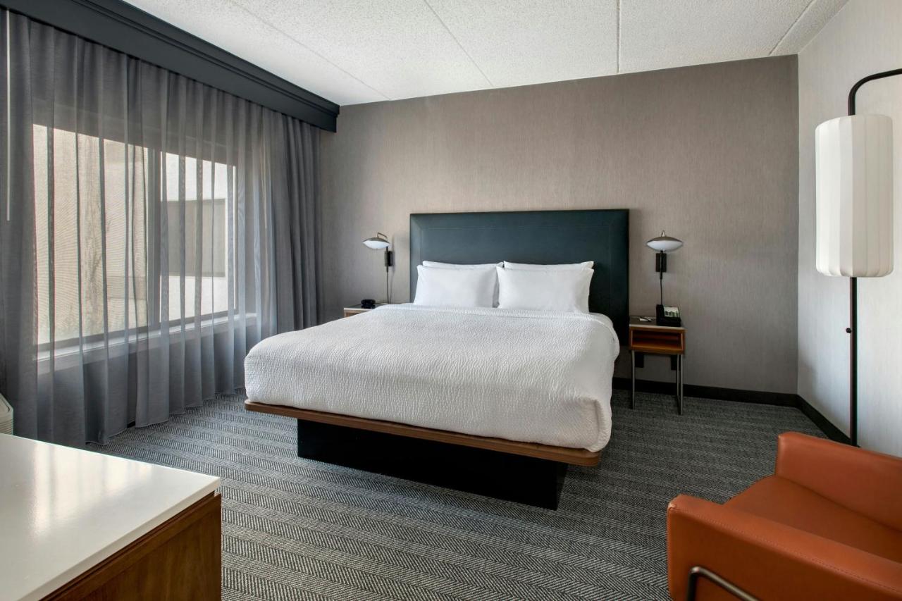 King Suite with Sofa Bed at Courtyard by Marriott Rye