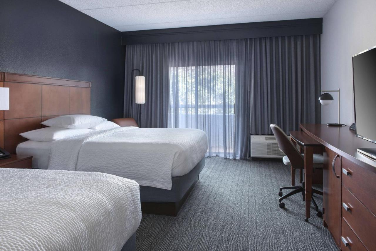 Double Room with Two Double Beds at Courtyard by Marriott Norwalk