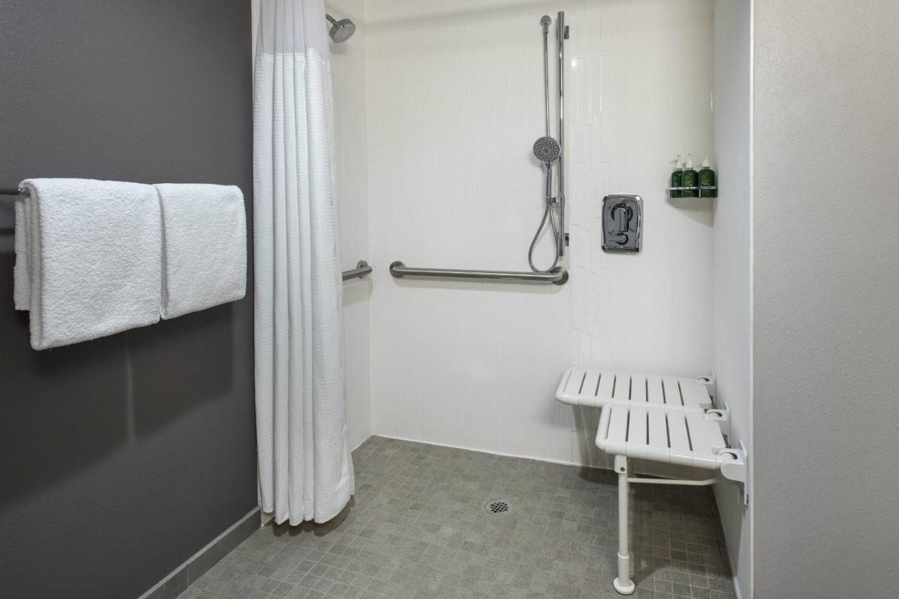 Queen Room with Two Queen Beds - Hearing Accessible at Courtyard by Marriott Norwalk