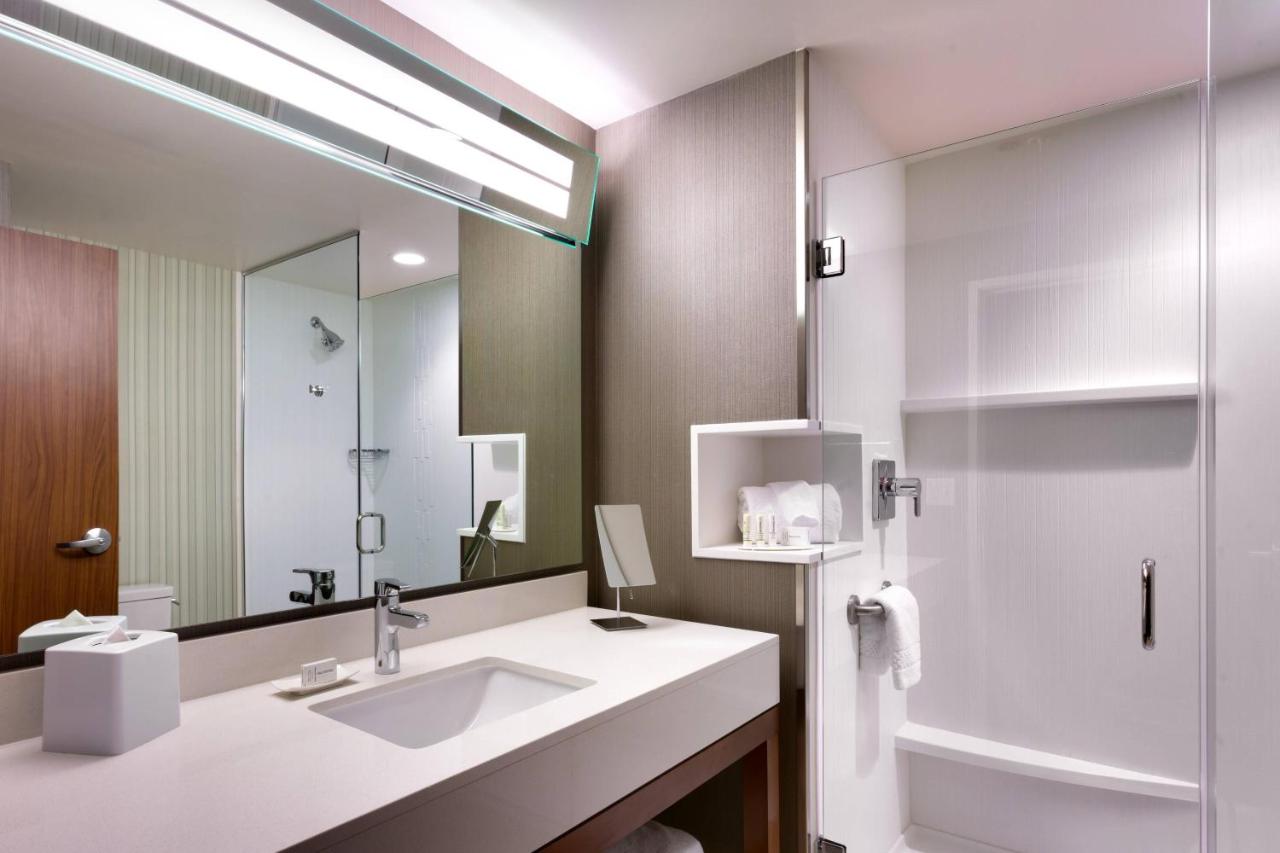 King Room with Balcony - Mountain View at Courtyard by Marriott Sedona