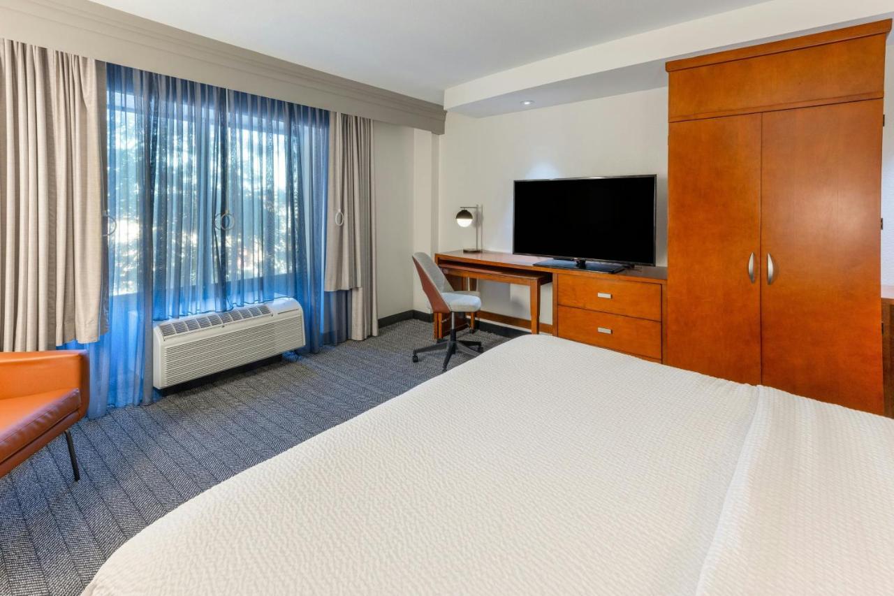King Room at Courtyard by Marriott Wichita At Old Town