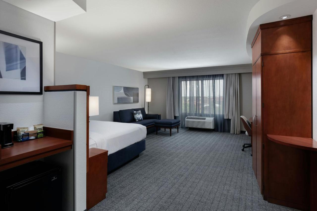 King Room at Courtyard by Marriott Wichita At Old Town