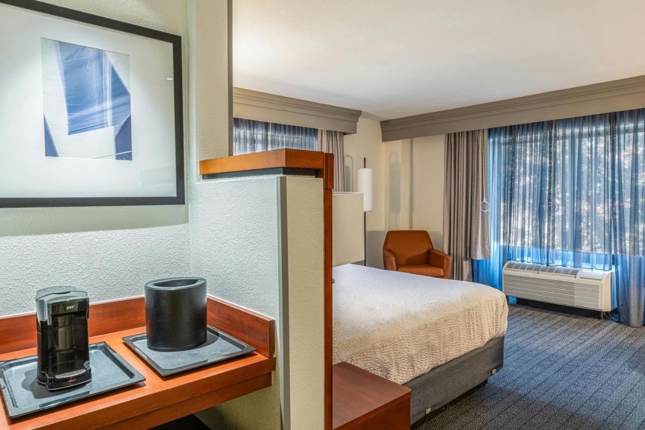 King Room at Courtyard by Marriott Wichita At Old Town