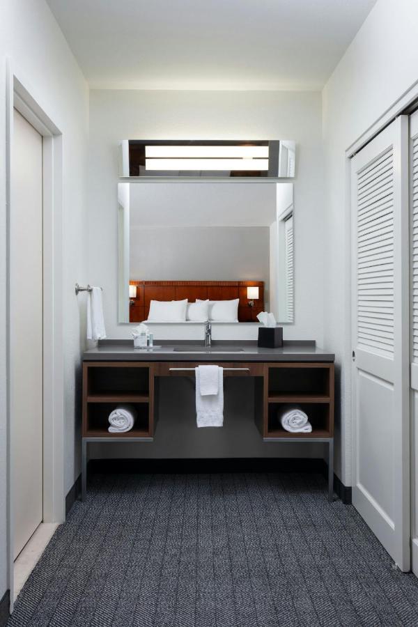 King Room at Courtyard by Marriott Wichita At Old Town