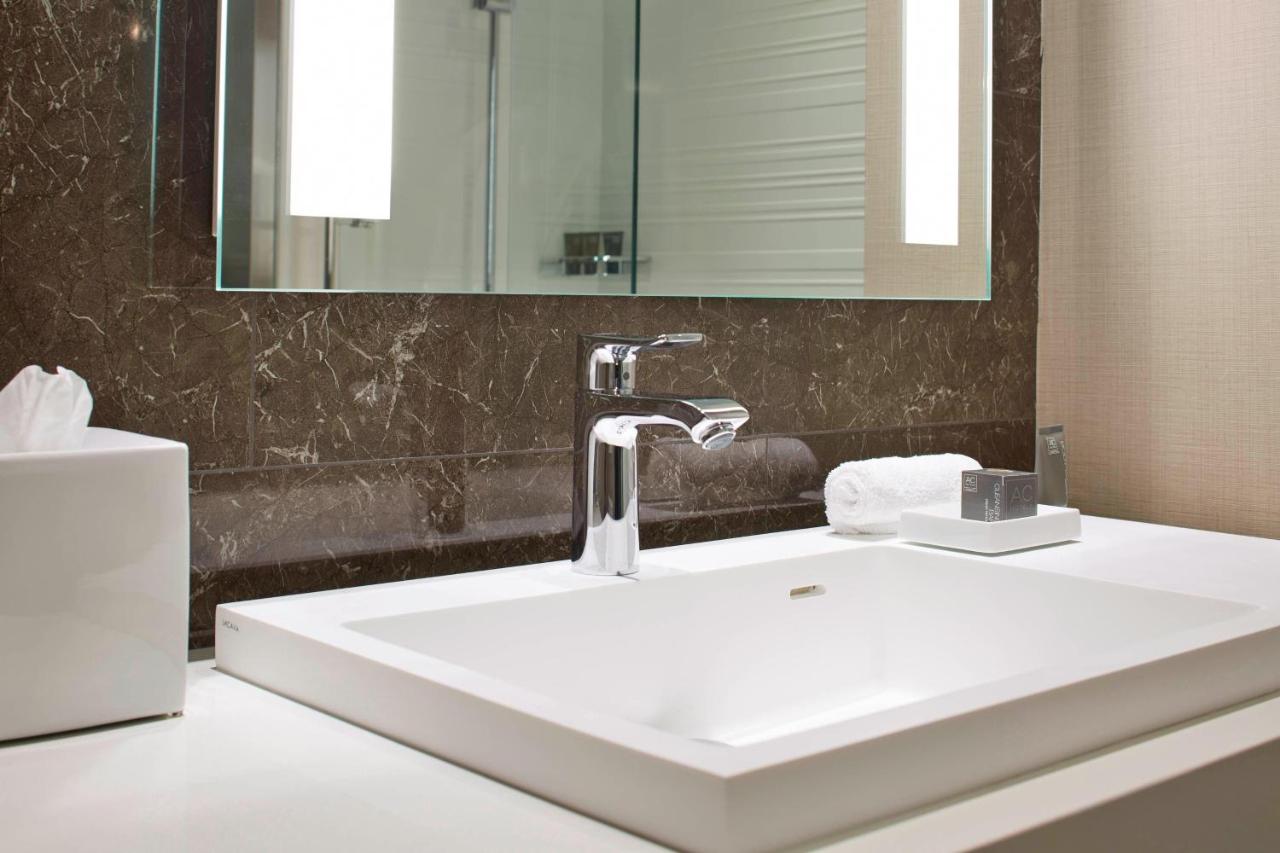 Deluxe King Room at AC Hotel by Marriott Seattle Bellevue/Downtown