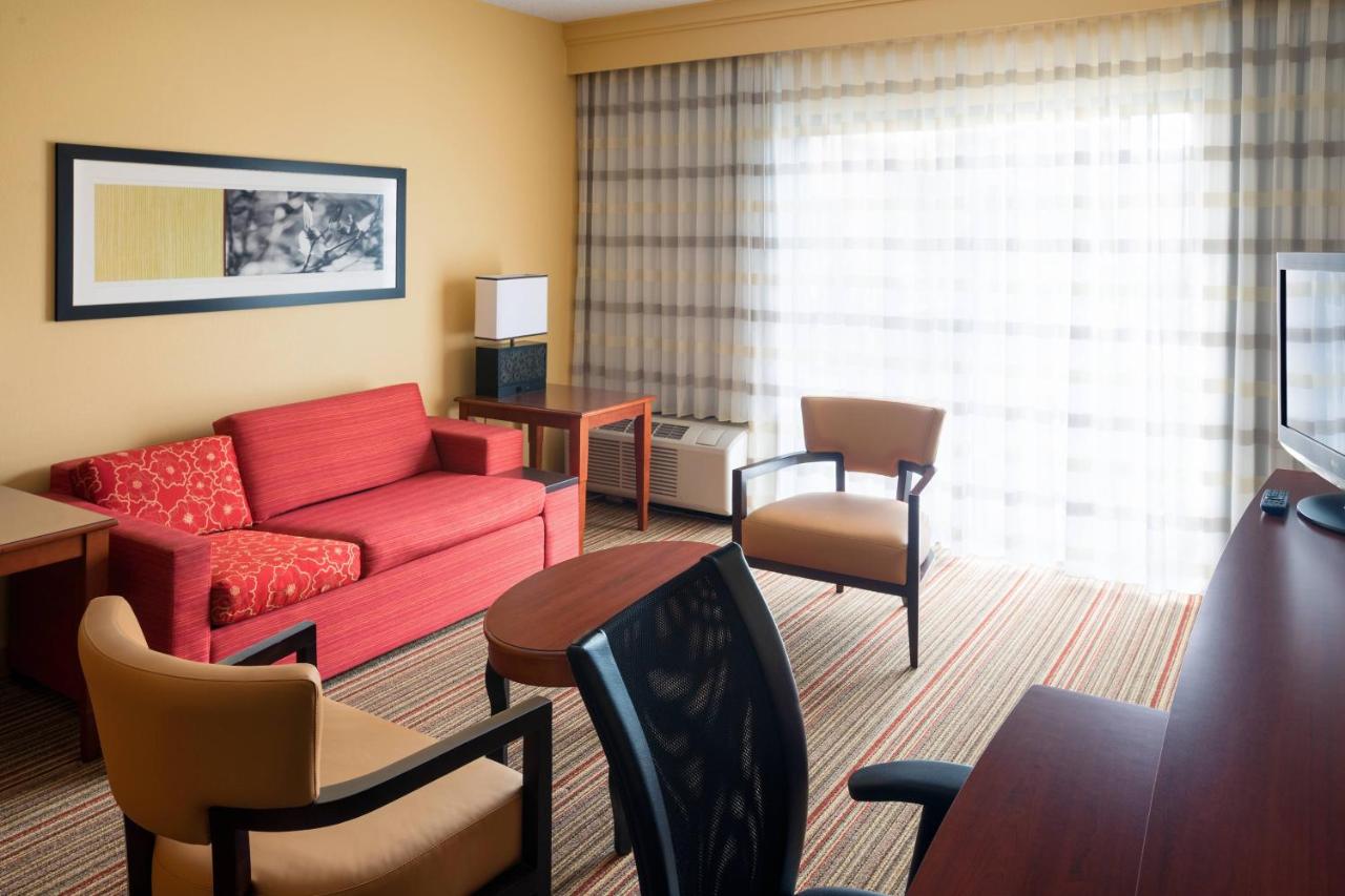 1 Bedroom Suite, 1 King, Sofa bed at Courtyard by Marriott Indianapolis Airport