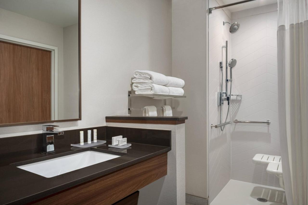 | Fairfield Inn & Suites by Marriott Milwaukee West