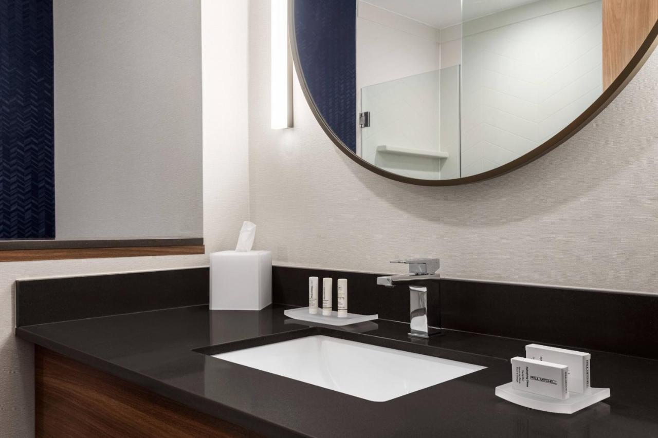| Fairfield Inn & Suites by Marriott Milwaukee West