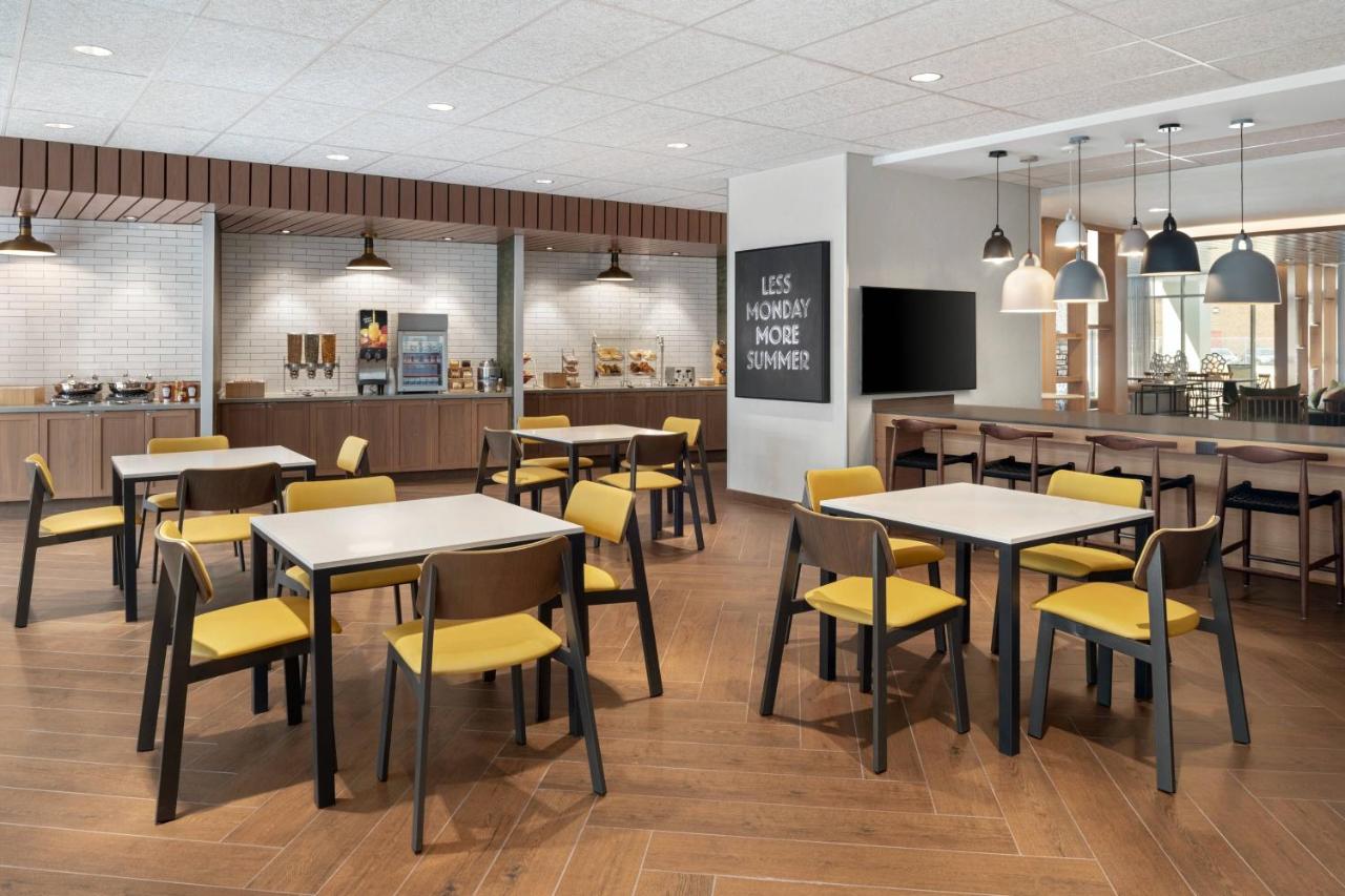 | Fairfield Inn & Suites by Marriott Milwaukee West