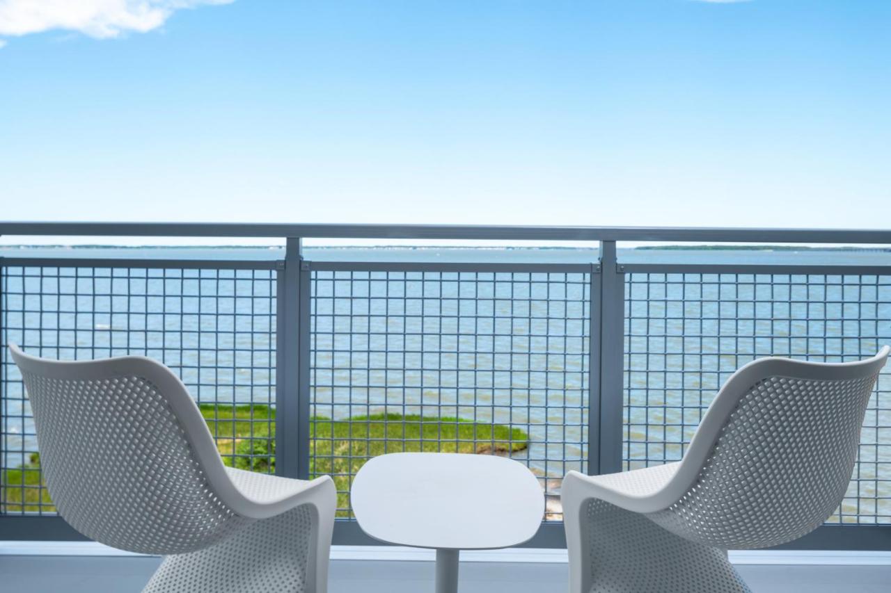 Guest room, 1 King, Sofa bed, Waterfront, Corner room at Aloft by Marriott Ocean City