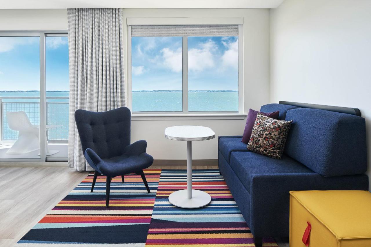 Guest room, 1 King, Sofa bed, Waterfront, Corner room at Aloft by Marriott Ocean City