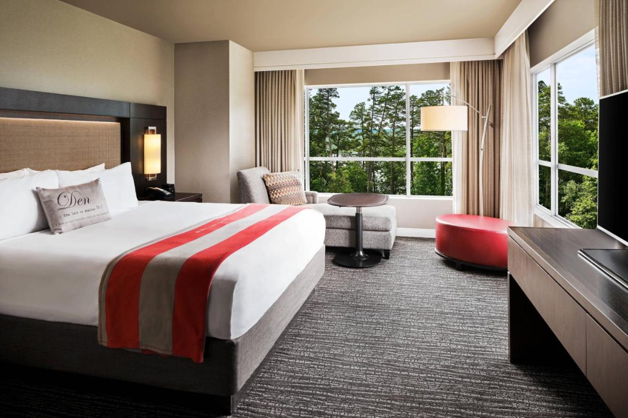 Lakeside Corner King Room - Hearing Accessible at The StateView Hotel, Autograph Collection