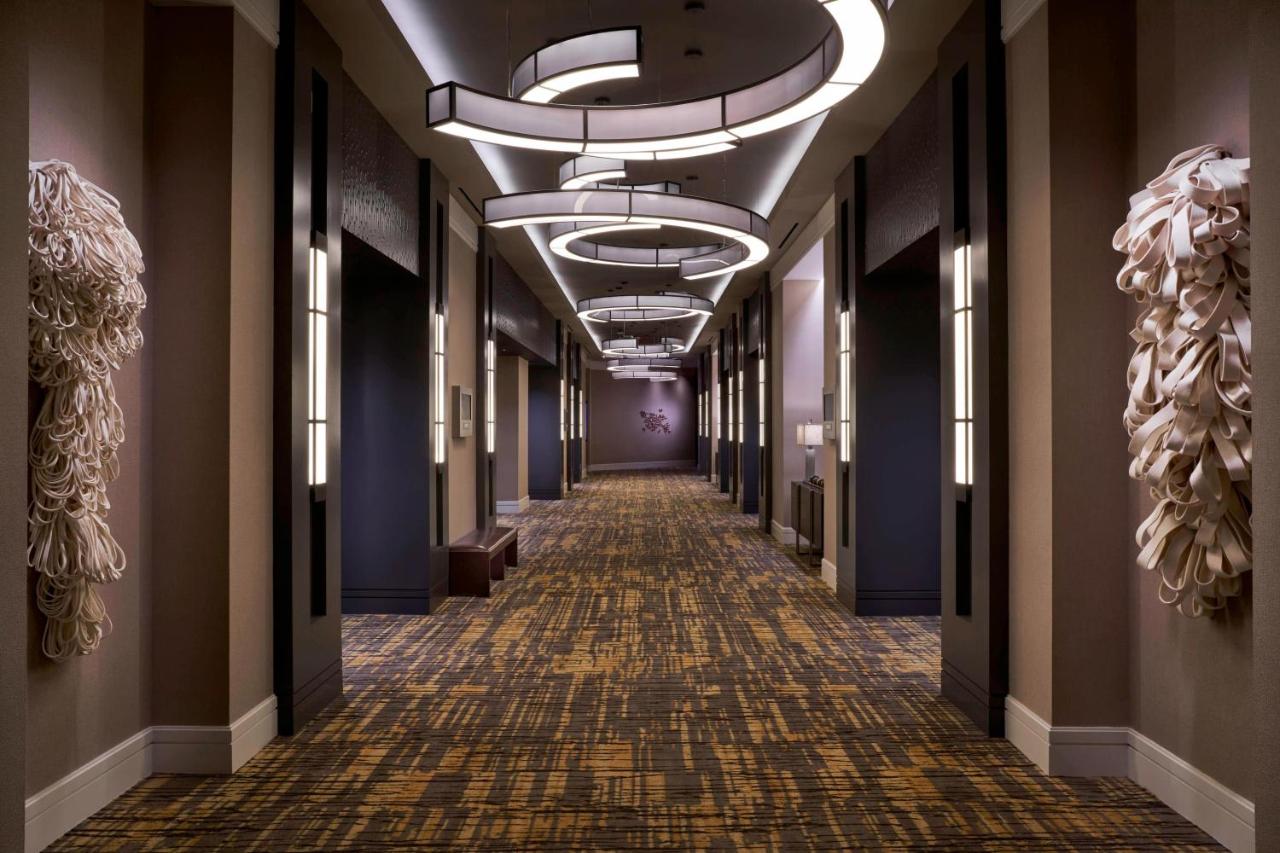 Lakeside Corner King Room - Hearing Accessible at The StateView Hotel, Autograph Collection