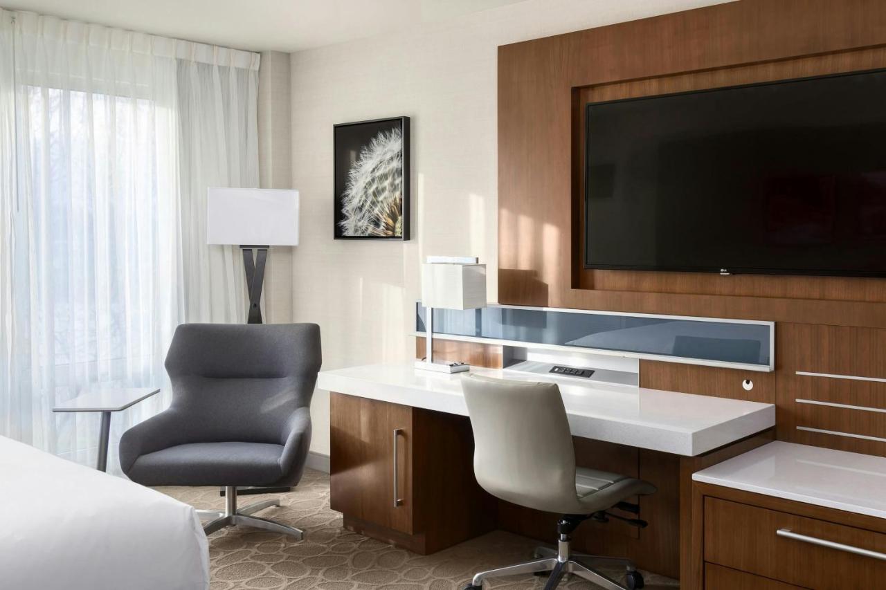 Guest room, 1 King, River view at South Sioux City Marriott Riverfront