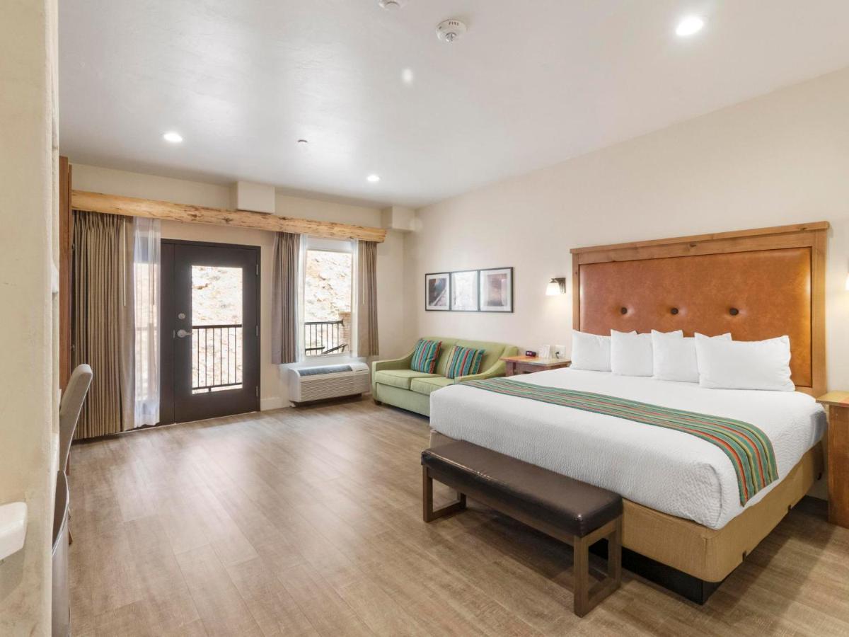 King Room at Bluff Dwellings Resort