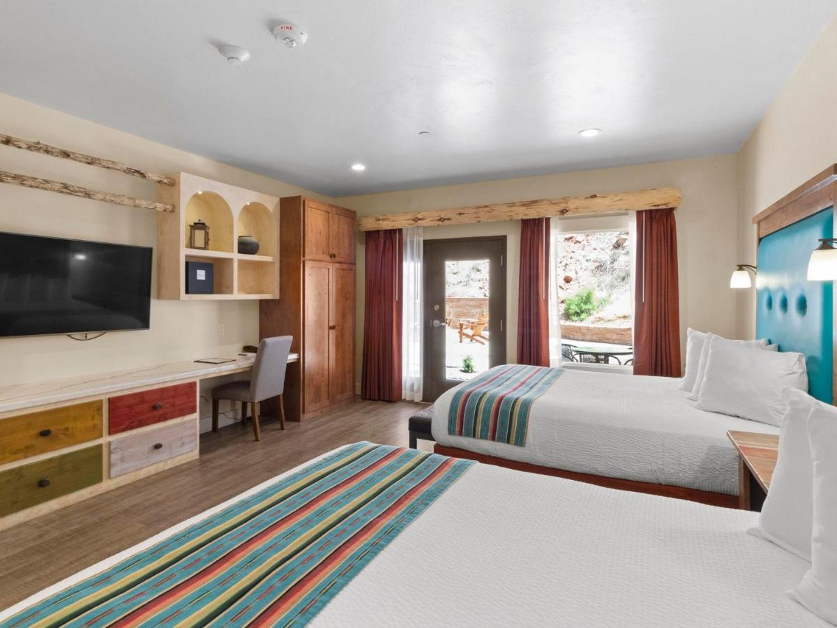 Deluxe Double Room at Bluff Dwellings Resort