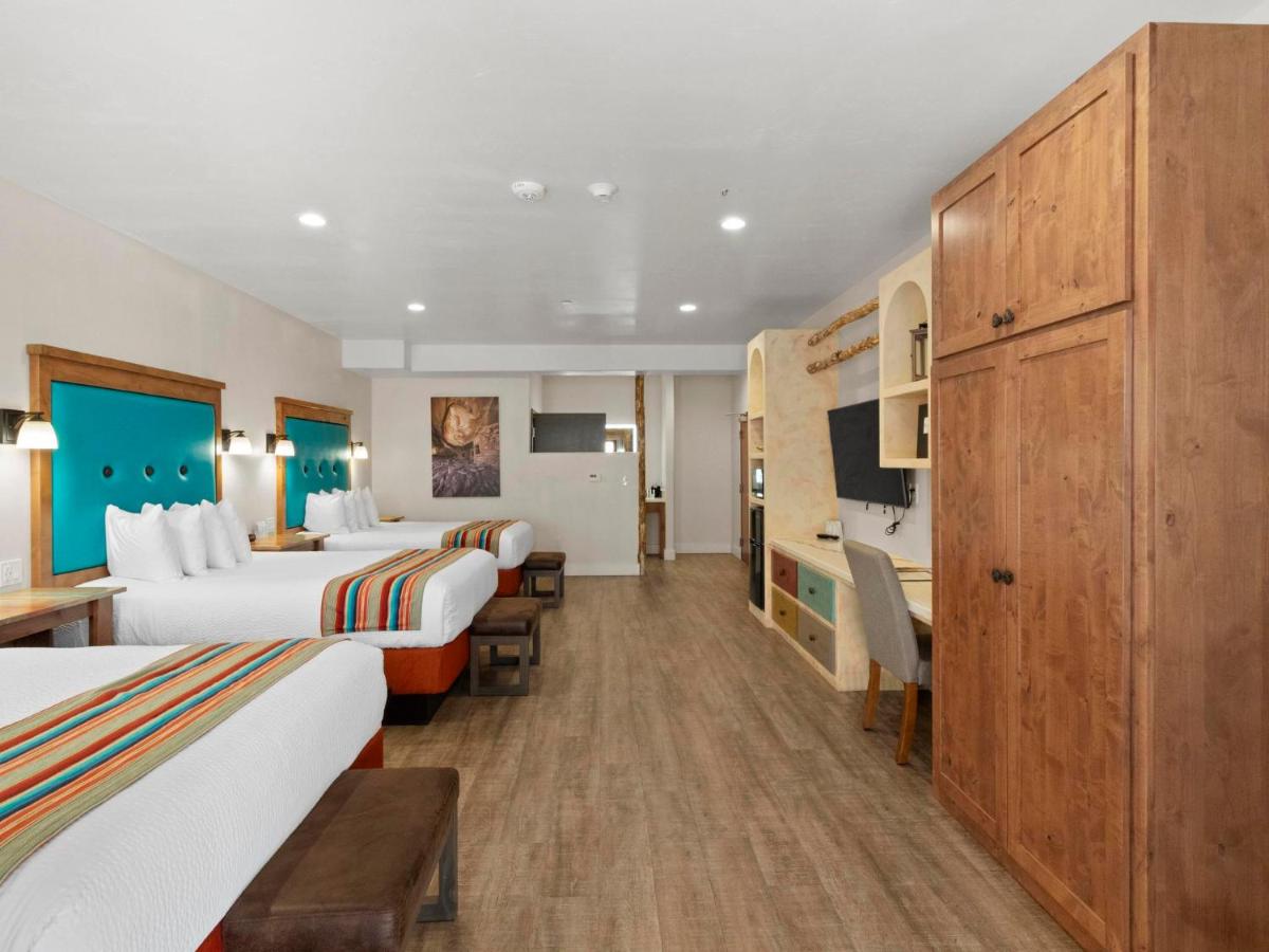 Deluxe Triple Room at Bluff Dwellings Resort