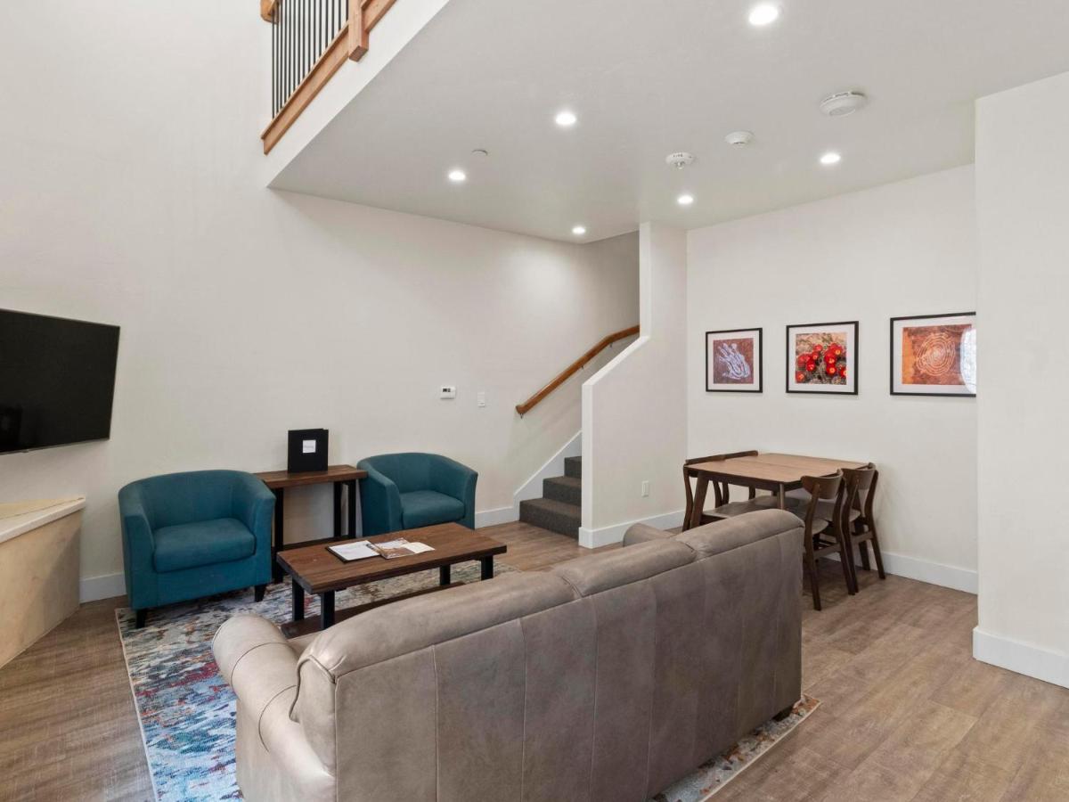 Deluxe Suite at Bluff Dwellings Resort