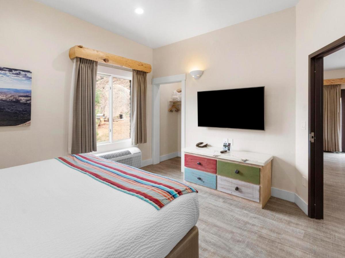 Deluxe King Suite at Bluff Dwellings Resort