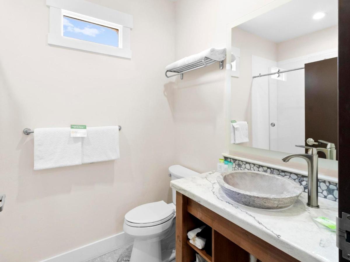 | Bluff Dwellings Resort