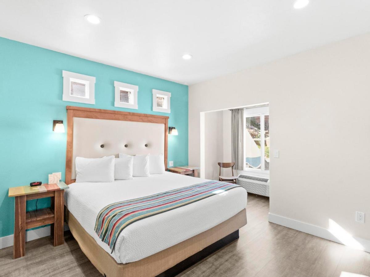 | Bluff Dwellings Resort