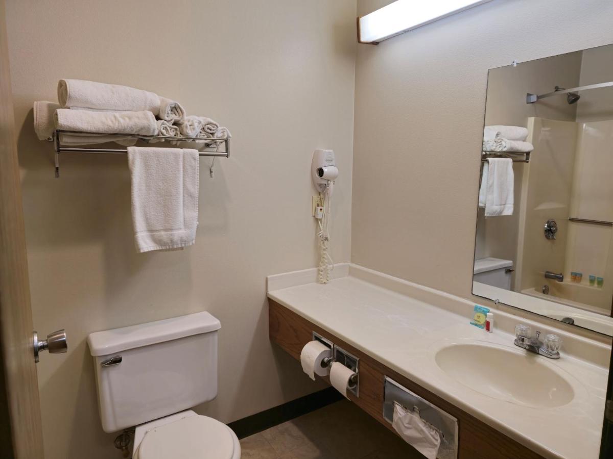 | AmeriVu Inn and Suites Shawano WI
