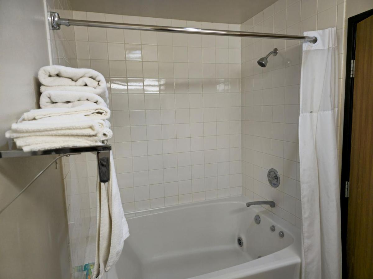 | AmeriVu Inn and Suites Shawano WI