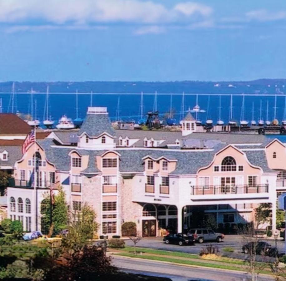 | Hamilton Inn Select Beachfront