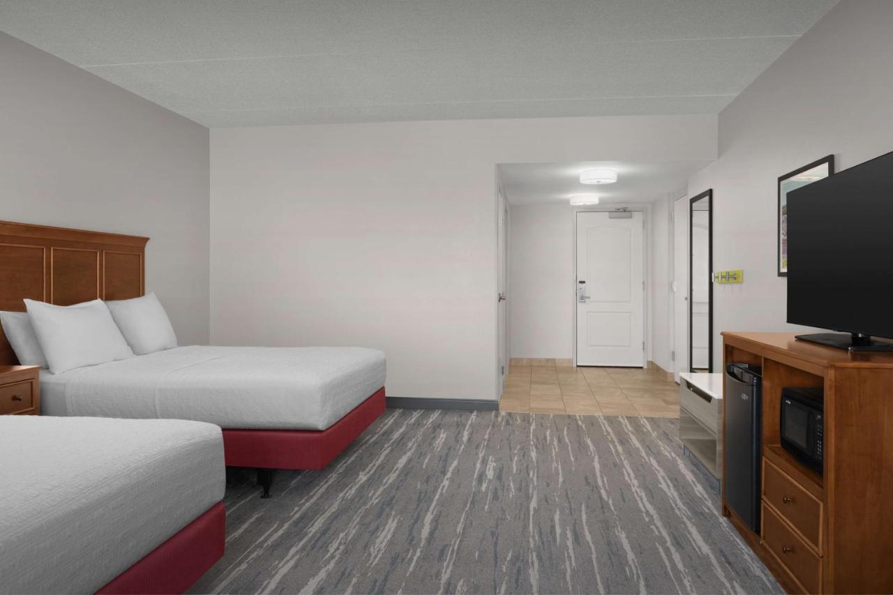 Queen Room with Two Queen Beds Tub - Hearing Accessible/Non-Smoking at Hampton Inn & Suites Lynchburg