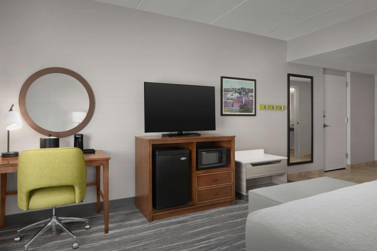 King Room - Hearing Accessible with Bath Tub/Non-Smoking at Hampton Inn & Suites Lynchburg
