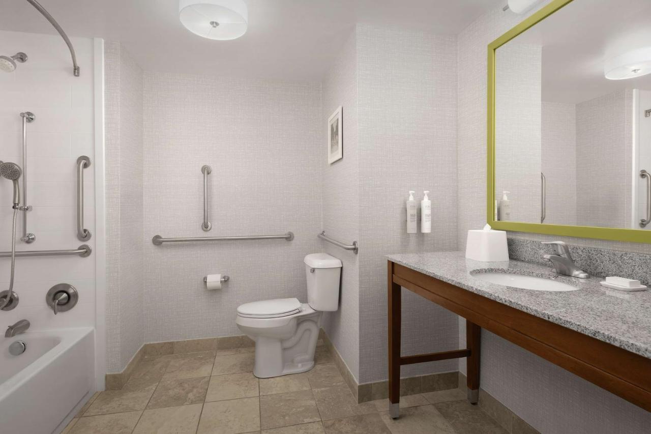 King Room - Hearing Accessible with Bath Tub/Non-Smoking at Hampton Inn & Suites Lynchburg