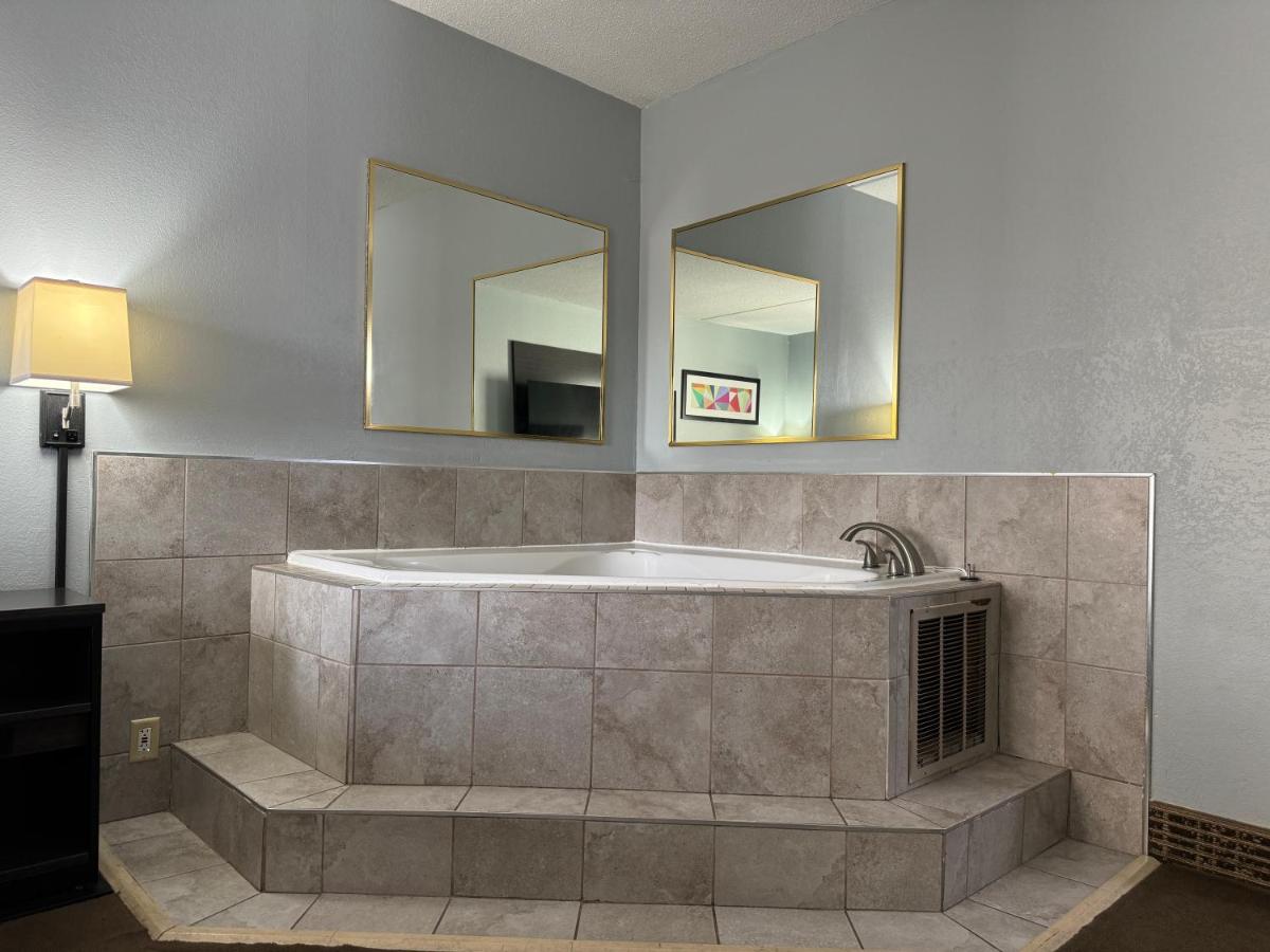 Deluxe King Suite with Spa Bath at Baymont by Wyndham Louisville Airport South