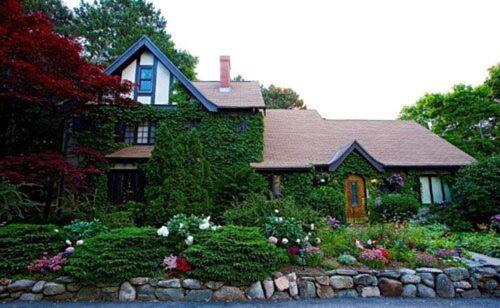 | Ivy Manor Inn Village Center