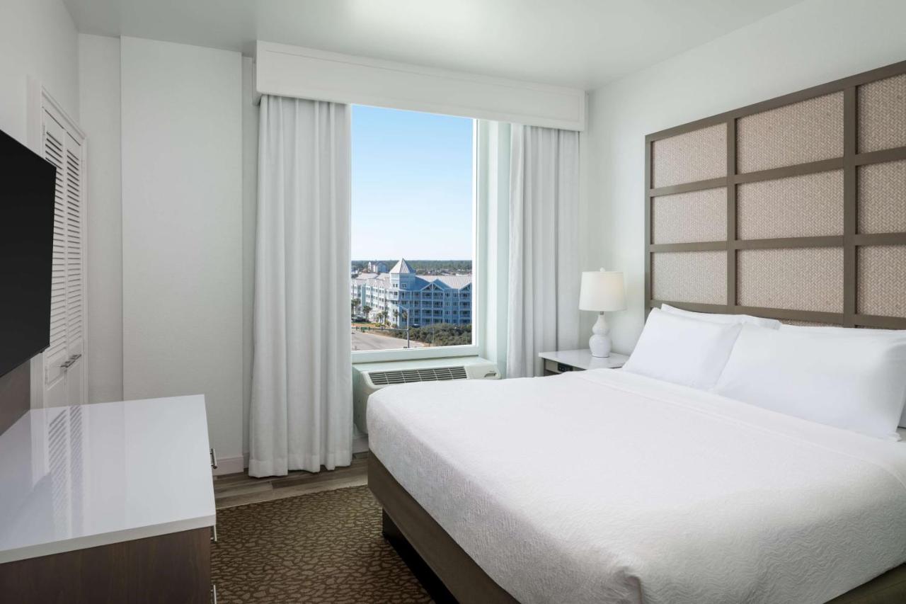 Corner King Suite with Bunk Beds and Sofa Bed - Roll In Shower - Balcony and Panoramic Beach Front at Best Western Premier The Tides