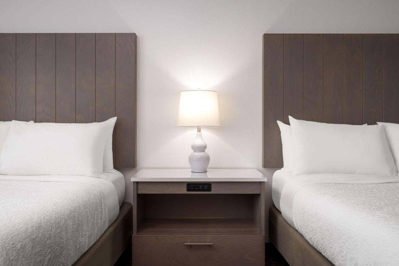 Corner Queen Room with Two Queen Beds and Beach View at Best Western Premier The Tides