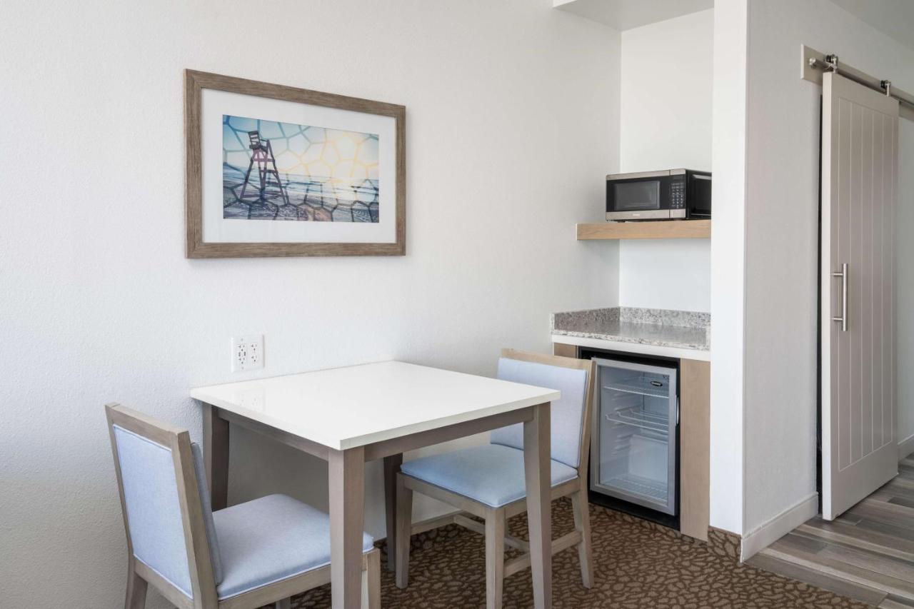 Corner Queen Room with Two Queen Beds and Beach View at Best Western Premier The Tides
