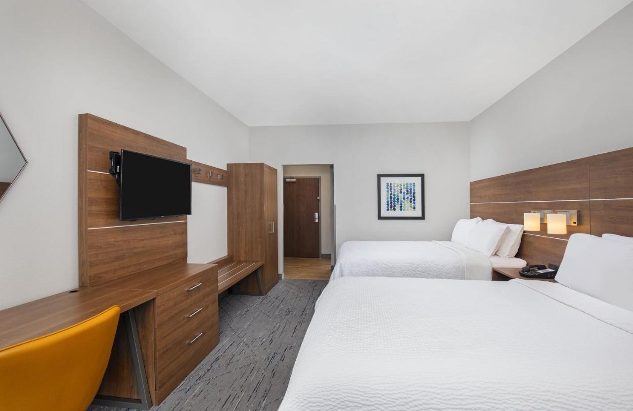 Queen Room with Two Queen Beds at Holiday Inn Express & Suites Carrollton West by IHG