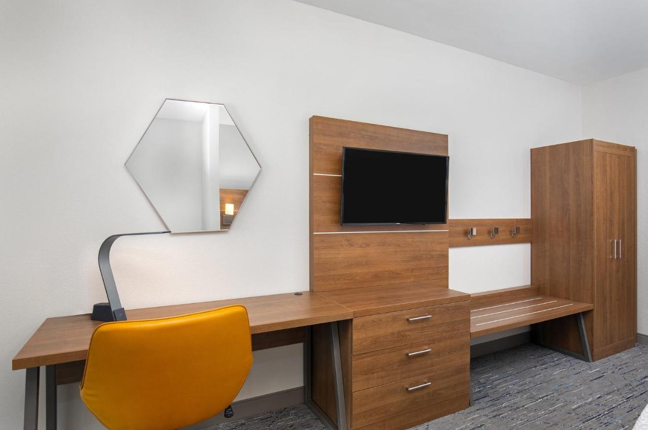King Studio at Holiday Inn Express & Suites Carrollton West by IHG