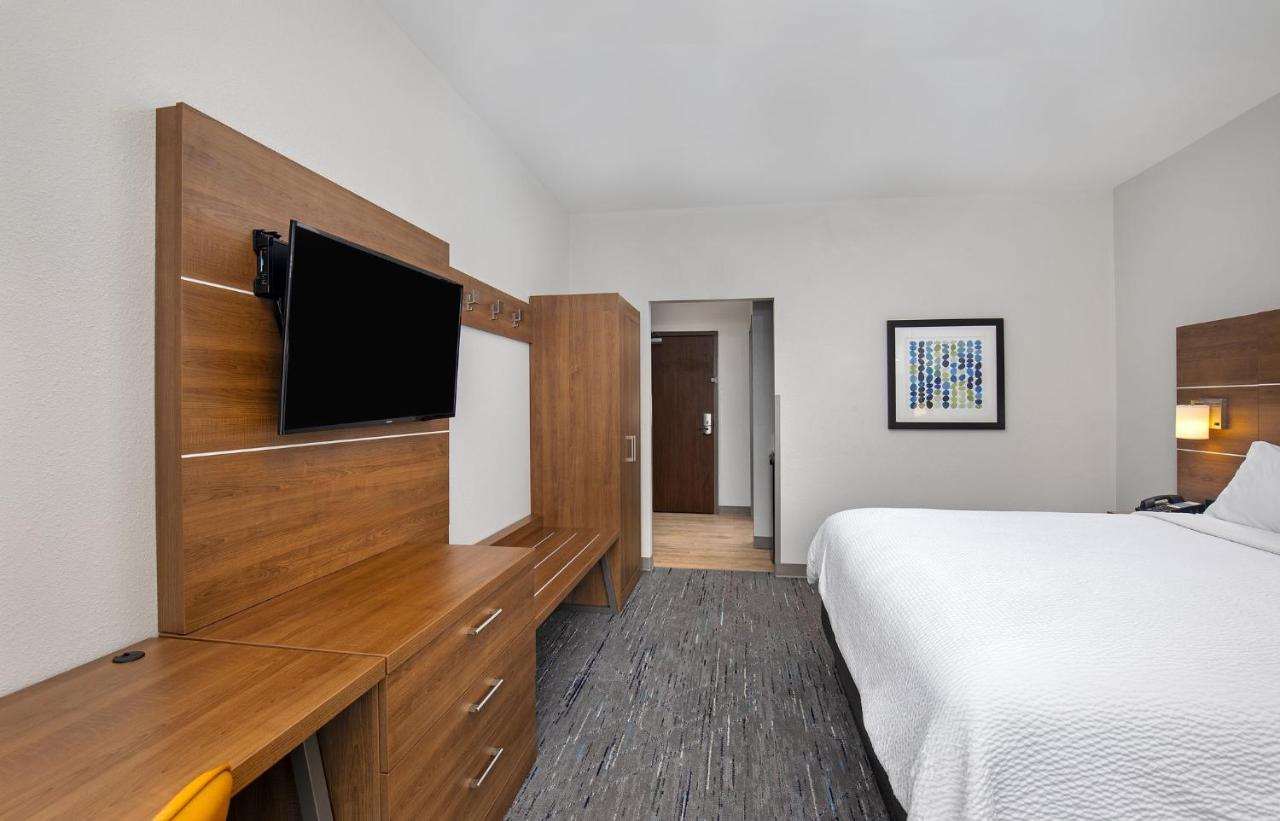 Leisure King Room - Non-Smoking at Holiday Inn Express & Suites Carrollton West by IHG