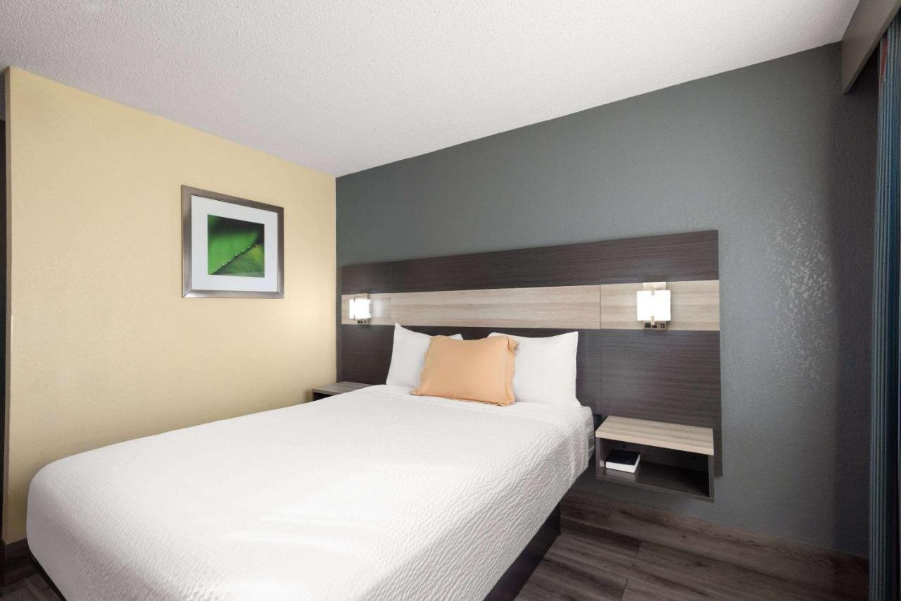 Queen Room - Disability Access - Non-Smoking at Travelodge by Wyndham Perry GA