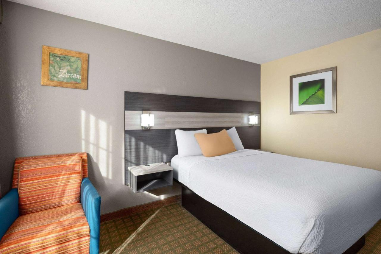 Queen Room - Non-Smoking at Travelodge by Wyndham Perry GA