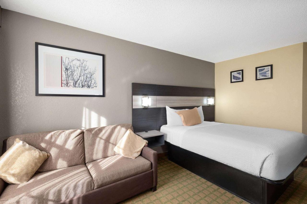 Queen Room - Non-Smoking at Travelodge by Wyndham Perry GA