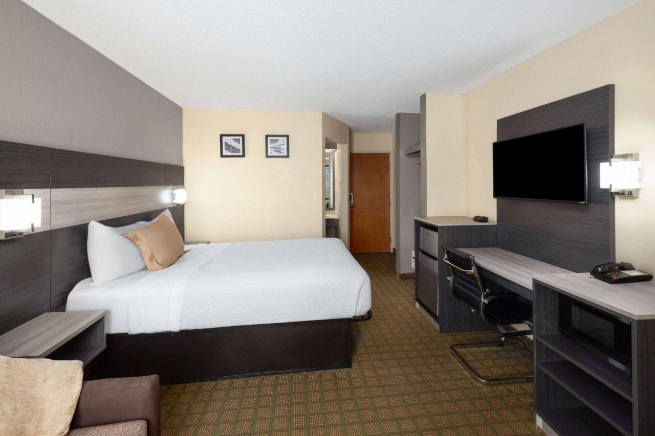 Queen Room - Non-Smoking at Travelodge by Wyndham Perry GA