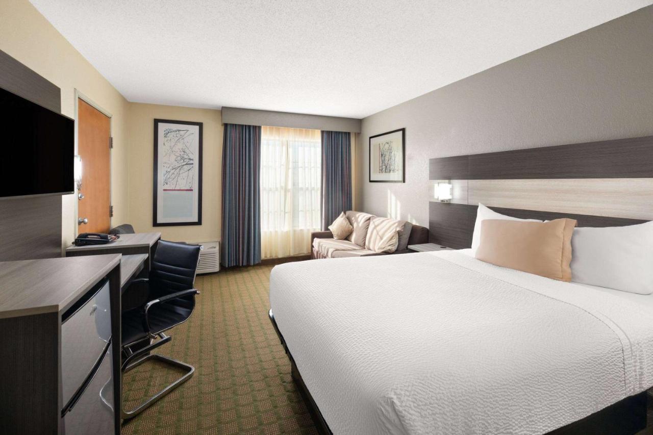 Queen Room - Non-Smoking at Travelodge by Wyndham Perry GA