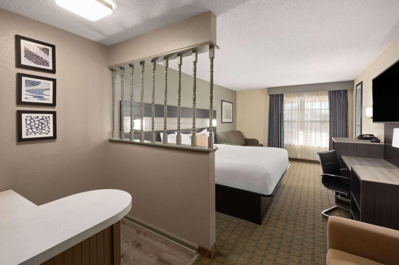 Deluxe King Suite at Travelodge by Wyndham Perry GA