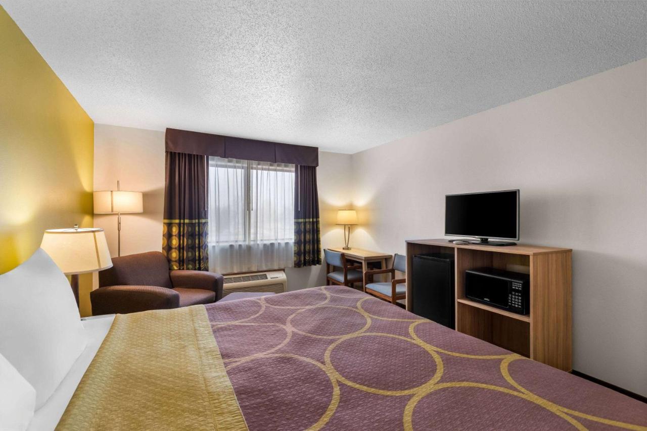 King Room - Non-Smoking at Super 8 by Wyndham Oelwein