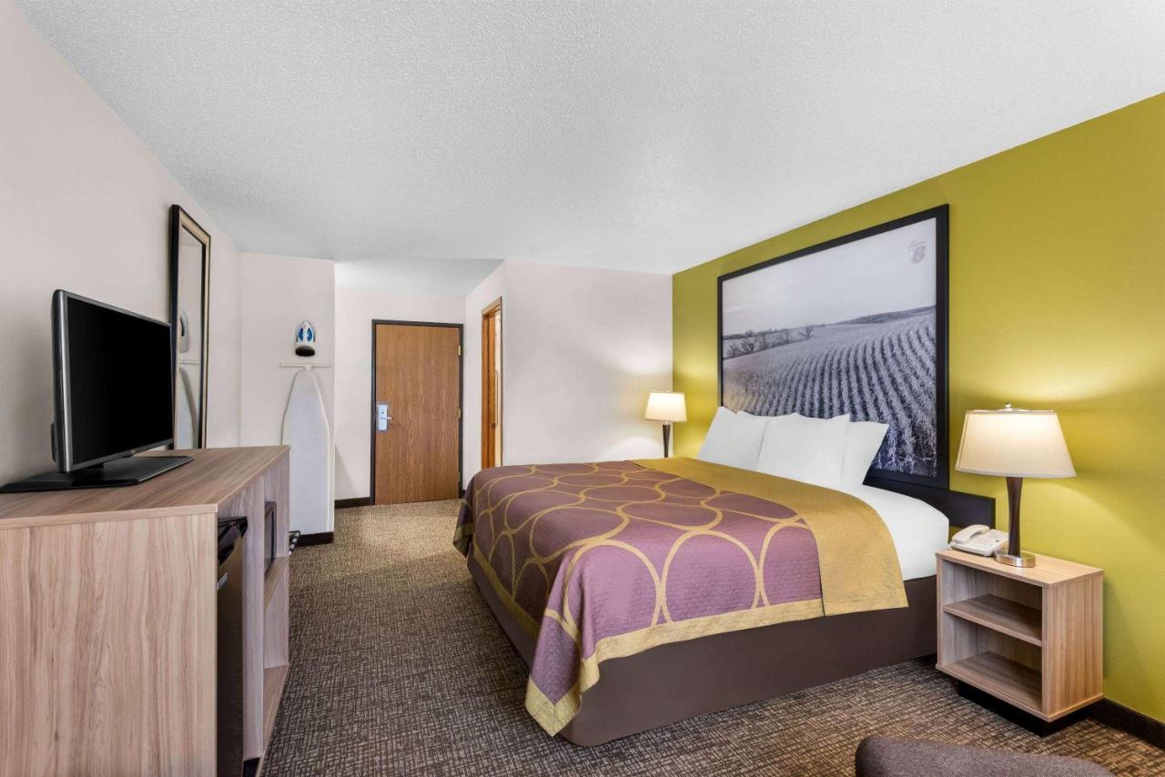 King Room - Non-Smoking at Super 8 by Wyndham Oelwein