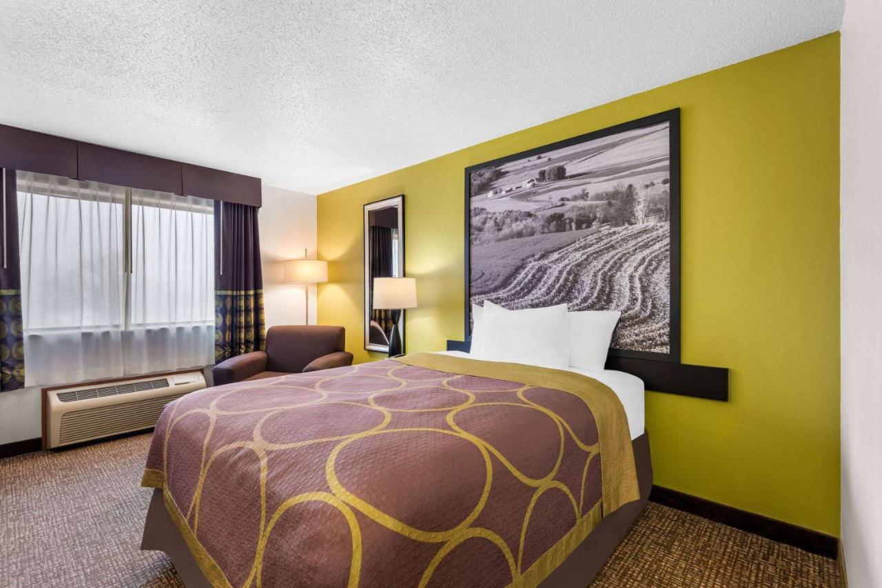 Queen Room - Non-Smoking at Super 8 by Wyndham Oelwein